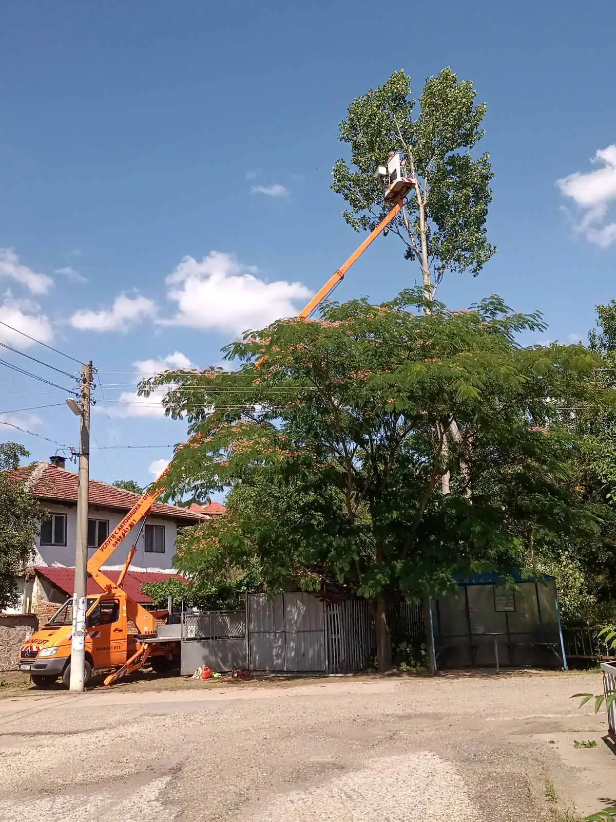 ДИНЧЕВ ЛИФТ - Автовишка под наем