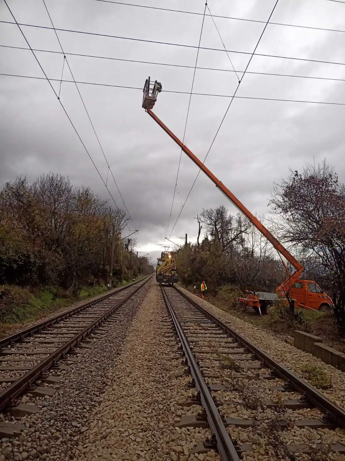 ДИНЧЕВ ЛИФТ - Автовишка под наем