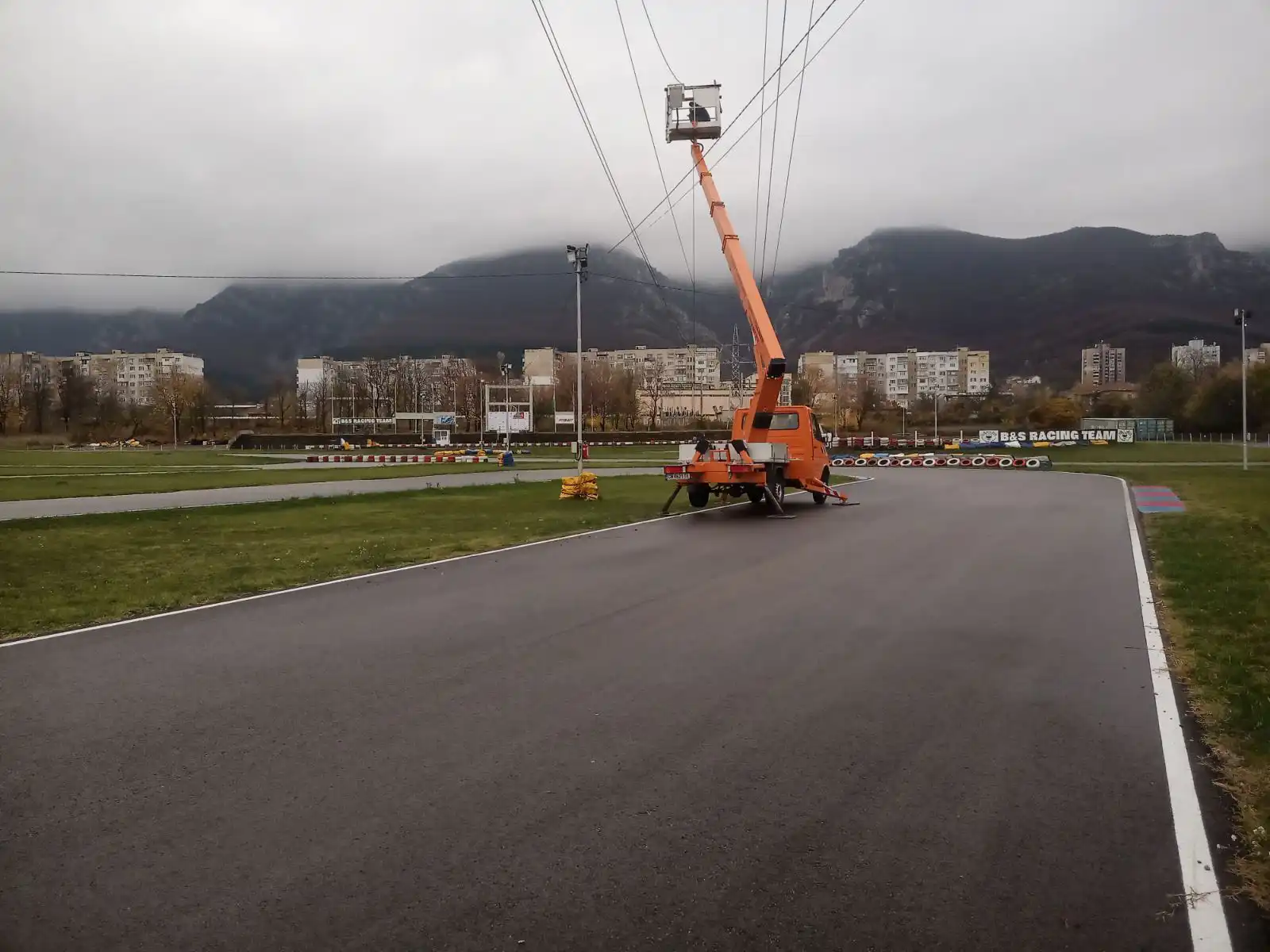 ДИНЧЕВ ЛИФТ - Автовишка под наем